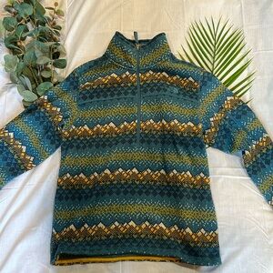 The North face men’s medium half-zip fleece.